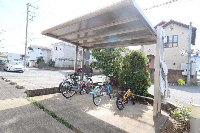 Belle Fleur Hitachino(ﾍﾞﾙ ﾌﾙｰﾙ ﾋﾀﾁﾉ)のその他共用部分|屋根付きの駐輪場があります。