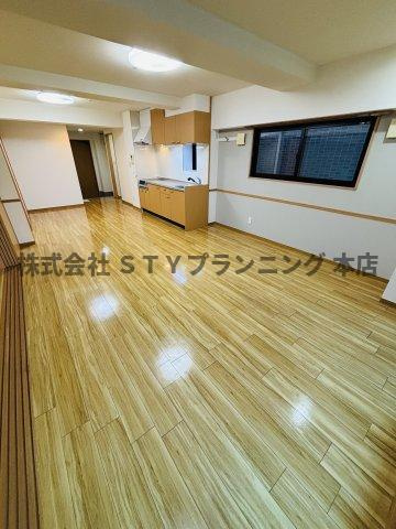 仲介手数料０円！サン・マルノウチビルの居間・リビング