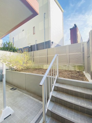 【展望】 | パークスクエア綱島 | 約12.40平米の専用庭
ガーデニングや人工芝を敷いてテラスの延長としても使用できます。