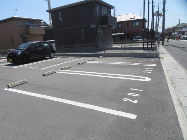 シャルレAの駐車場