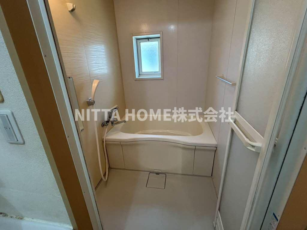 ファミールヨシダⅠ・Ⅱの浴室|追い焚き機能付きの小窓のある浴室です◎