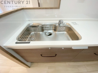 大きなシンクでお鍋などの大きな調理器具を洗う際にも便利です。
