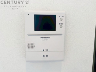 訪問者が来たときにテレビ画面で確認できるため、安心してドアを開けられます。録画機能があるものもあり、留守中に来訪者を記録しておくことができます。利便性が高く、セキュリティ面でも安心です
