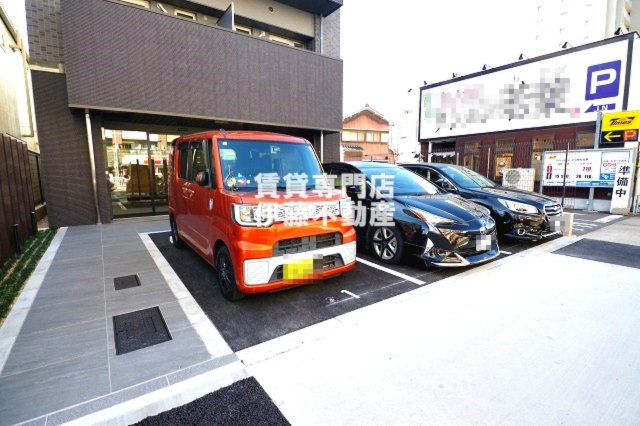 CREST TAPP志賀本通の駐車場