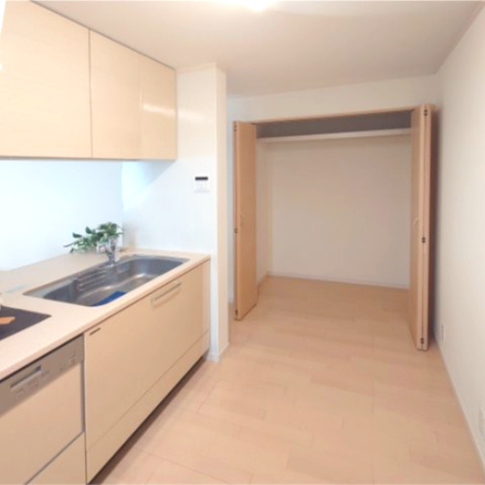 川崎市多摩区長尾七丁目戸建のキッチン|パントリーとしても使用できる収納が併設されております