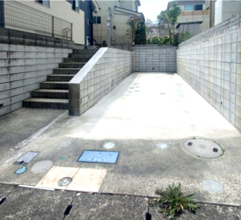 川崎市多摩区長尾七丁目戸建の駐車場|2.5ｍ×9.4ｍの大きさです。車種によりますが2台駐車も可です。