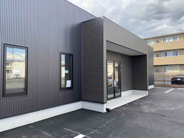 犬塚店舗事務所のエントランス