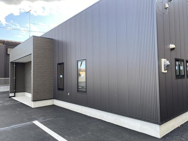 犬塚店舗事務所のエントランス