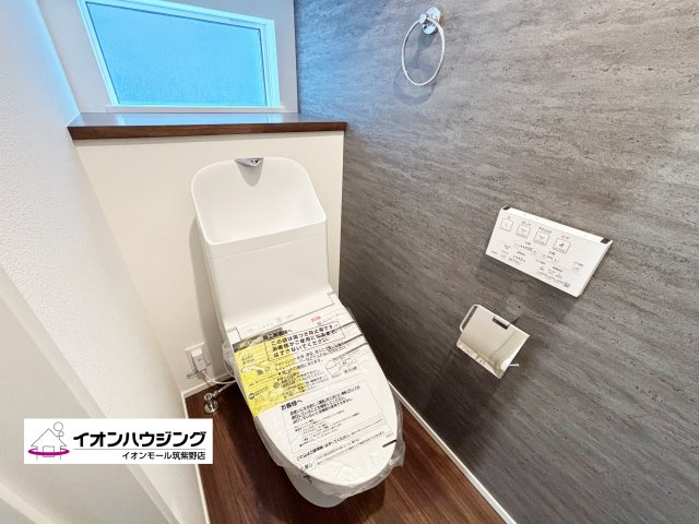 白を基調とした清潔感のあるウォシュレット付きトイレ♪