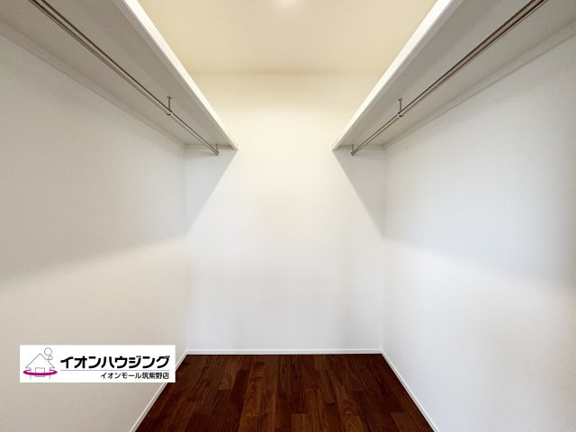 奥行の広いウォークインクローゼットにはお洋服だけではなくスーツケース等の幅を取ってしまう物も収納できて便利ですね♪