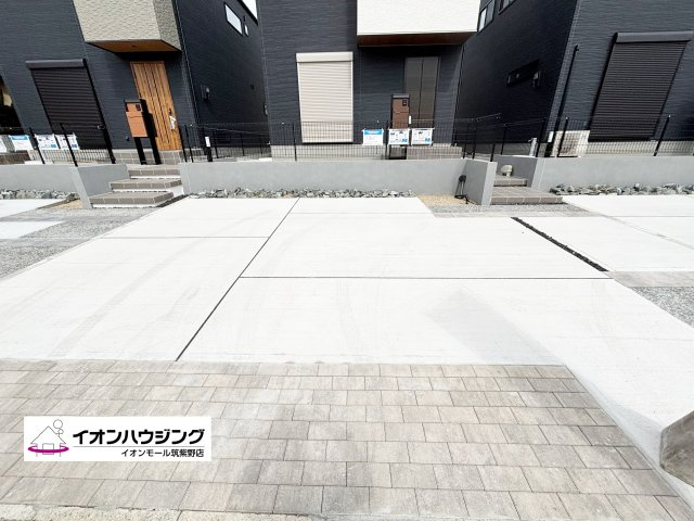 3台並列駐車可能♪来客時にも便利な駐車場です。