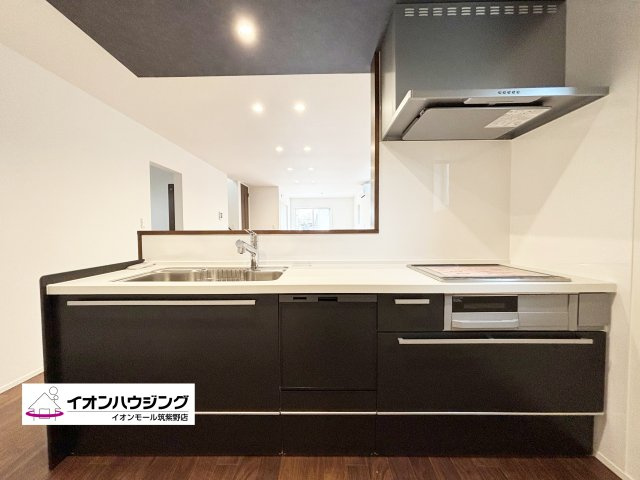 キッチン：同じ空間、同じ時間に家族で共有できるから、ダイニングキッチンが家族団らんの場所になります。居心地良く、お料理しながら家族との会話も弾みそうです♪