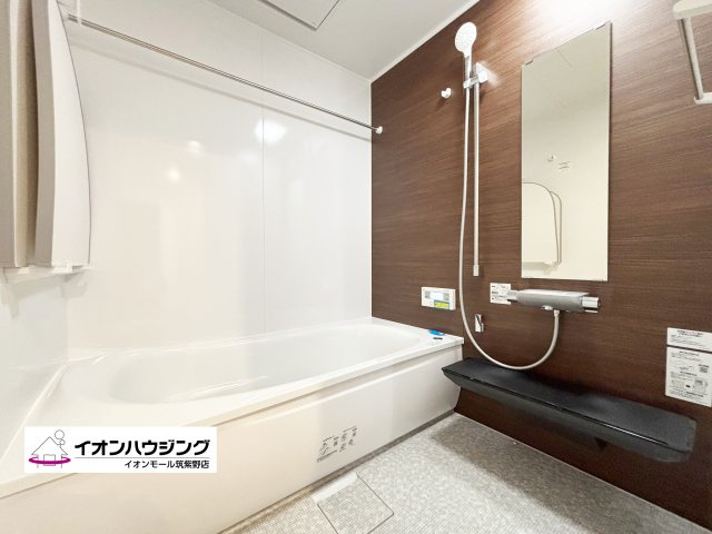 お風呂：一日の疲れをゆっくり癒せるのびのび浴槽。心身ともにリラックスできます♪ ゆったりとした浴室でリラックスタイムをお楽しみください！