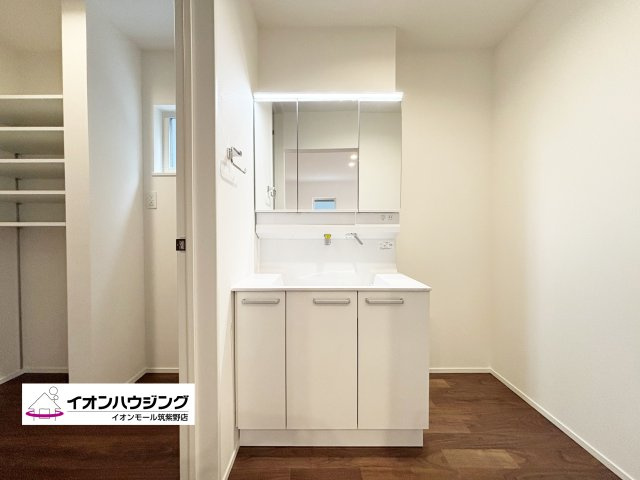 洗面台はシャワーヘッド・三面鏡付きの機能性の高いものを採用！ お手入れも簡単な優れものです。