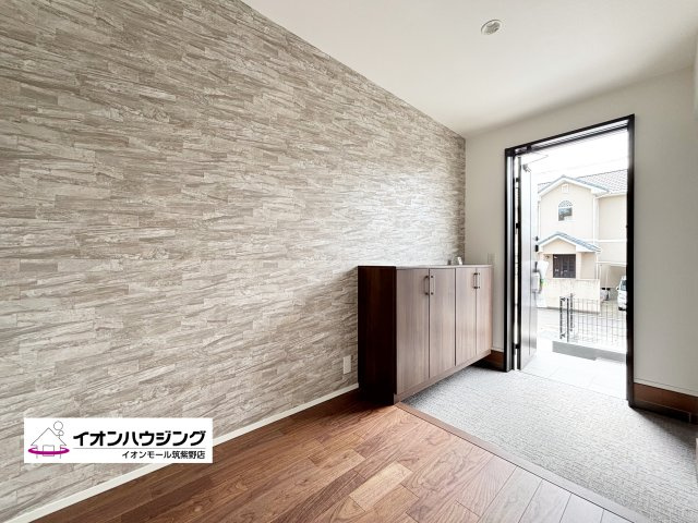 「お帰りなさい」が日常へ
家に帰るとまず目につくのがマイホーム・玄関です。
玄関を開けると家族の笑顔が・・・お帰りなさいが日常に。