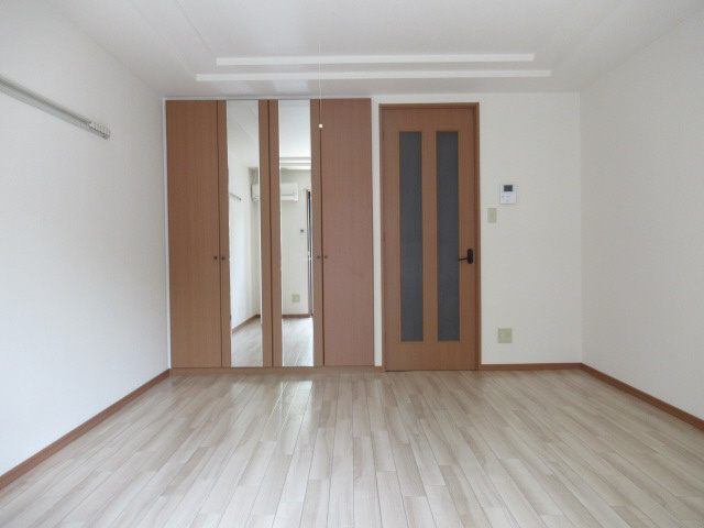 加古川市平岡町西谷のアパートの居間・リビング