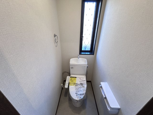 １階トレイ。コンパクトで使いやすいトイレは温水洗浄便座機能付き。トイレにも窓がついているのでこもりやすい臭いも気になりません。