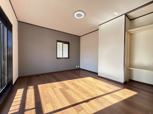 洋室7.41帖　南向きのお部屋です。窓も2面にあり収納もついております。