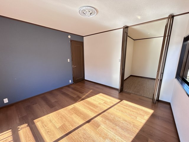 洋室7.75帖　奥行きのある納戸がございます。ウォークインクローゼットとして季節の衣類等を収納したりと用途は様々です。