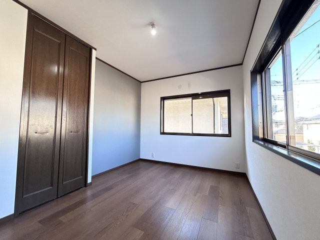 洋室5.9帖　北側ですが窓も2面あり明るい空間です。収納も完備しています。