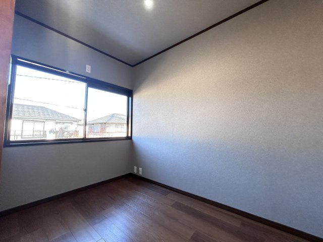 洋室3帖　　少し小さいお部屋ですが、書斎や趣味のお部屋・仕事でリモートワークもできます。