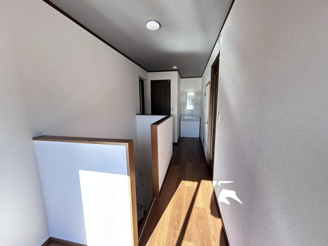 2階廊下　洗面台もあります。2階にもトイレがあります。