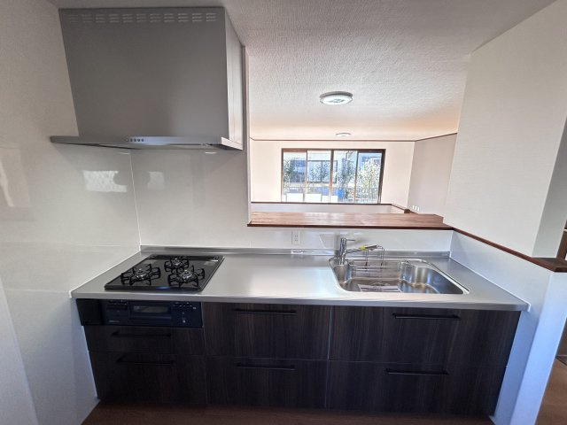 １階キッチン部分はご家族との会話も弾む対面式キッチン。システムキッチンは新品交換済！窓が多くとにかく明るいキッチンです。勝手口がついており機能的です。