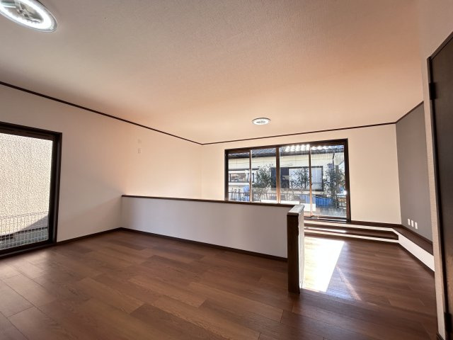 1階リビング。リビングに物入もあるとお部屋がキチンと片付きます。ダイニングとリビングの間に腰壁もあり分けて使うことができます。