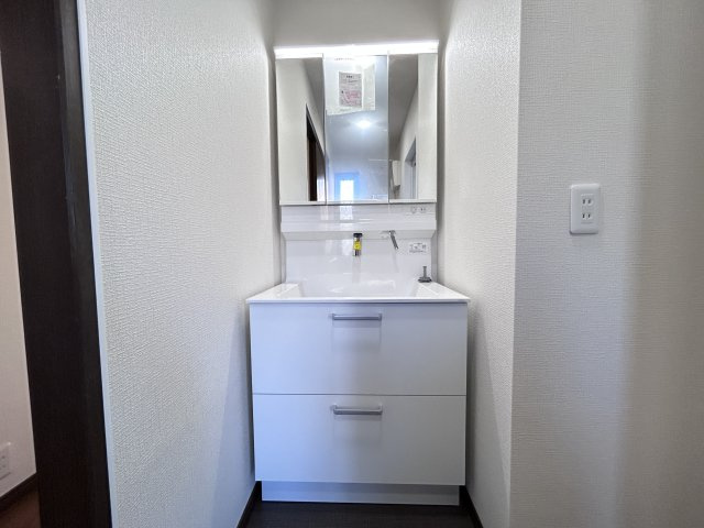 1階洗面所・脱衣室です。洗面化粧台新品交換しており快適にお使いいただけます。小窓がありますので、こもりやすい湿気も喚起可能です。