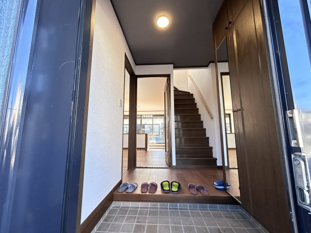 落ち着いた色味で収納力豊富な下駄箱収納もあります。靴がスッキリと片付く玄関です。