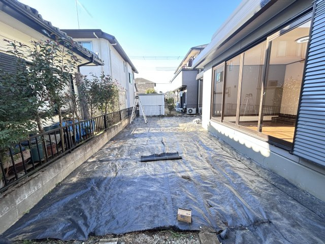 南側に庭があります。お子様が遊ぶにも最適な広さです。