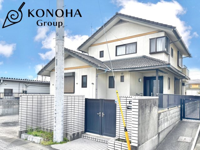 【中古戸建】伊勢崎市境下武士の外観|■外観｜窓の配置や、爽やかな白ベースの外観が清潔感をもたらします。まっさらなキャンバスのような家にこだわりを彩って…始めよう、あなただけの豊かな暮らし( ＾＾ )