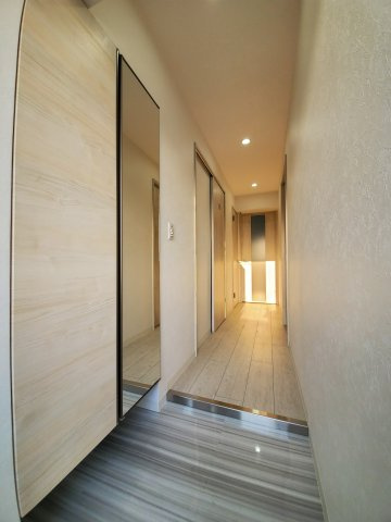 フクダ不動産八木駅前マンションの玄関|大容量の収納を備えた玄関