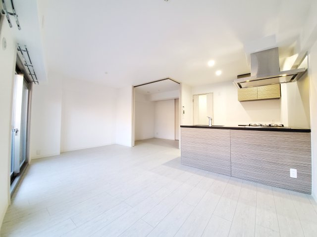 フクダ不動産八木駅前マンションの居間・リビング|室内リフォーム済みLDK13帖　最新の分譲マンション仕様の設備を使用