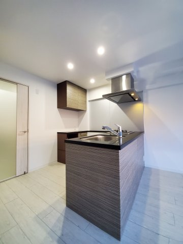 フクダ不動産八木駅前マンションのキッチン|3口ガスコンロのシステムキッチン　便利なバックセットあり