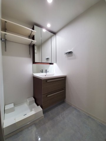 フクダ不動産八木駅前マンションのその他|室内洗濯機置き場、独立洗面化粧台、可動棚付き