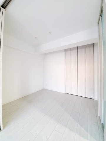 フクダ不動産八木駅前マンションの居間・リビング|クローゼット付きの洋室4帖