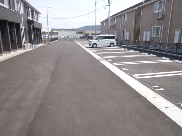 ルシエル１８の駐車場