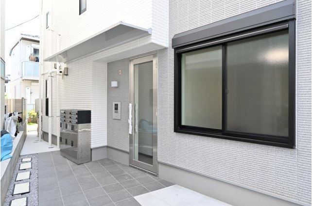 新宿区西早稲田３丁目のアパートのエントランス