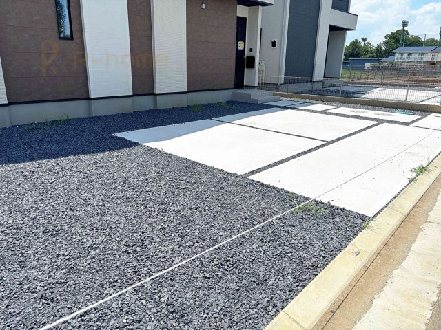 水戸市見川18期　新築戸建て　2号棟の駐車場|カースペースは3台完備。ゲスト用のスペースも確保できますね♪