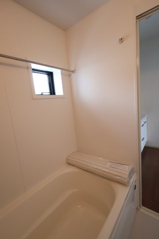 《仲介手数料無料》白岡市白岡1201(5号棟)新築一戸建てエルデの浴室|撮影日 2025年７月27日 14:00 晴れ