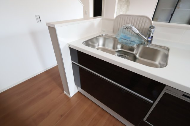 《仲介手数料無料》白岡市白岡1201(5号棟)新築一戸建てエルデのキッチン|撮影日 2025年７月27日 14:00 晴れ