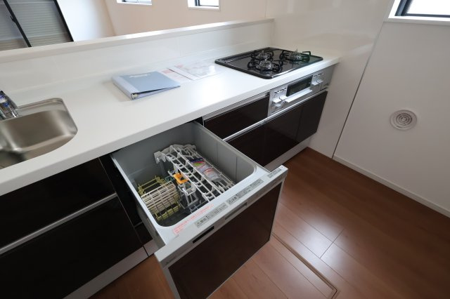 《仲介手数料無料》白岡市白岡1201(5号棟)新築一戸建てエルデのキッチン|撮影日 2025年７月27日 14:00 晴れ