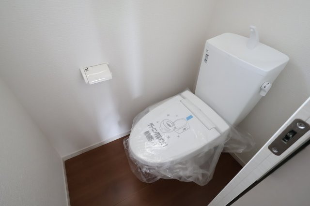 《仲介手数料無料》白岡市白岡1201(5号棟)新築一戸建てエルデのトイレ|撮影日 2025年７月27日 14:00 晴れ