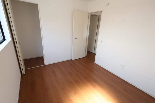 《仲介手数料無料》白岡市白岡1201(5号棟)新築一戸建てエルデの洋室|撮影日 2025年７月27日 14:00 晴れ