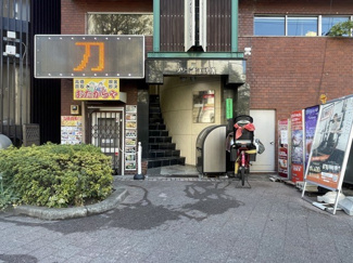 【エントランス】 | お客様を、そして住人を出迎えてくれるマンションのエントランス。ゴミが落ちていないことからも、管理状態の良さや住民の節度の高さが見て取れます。～即日のご見学可能～　お問合せはお気軽にどうぞ。
