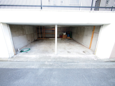 【駐車場】 | ル・スチュディオヨシ | 敷地内屋根付駐車場あり※空き状況都度要確認