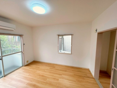 【居間・リビング】 | ル・スチュディオヨシ | 採光良好な出窓付き洋室