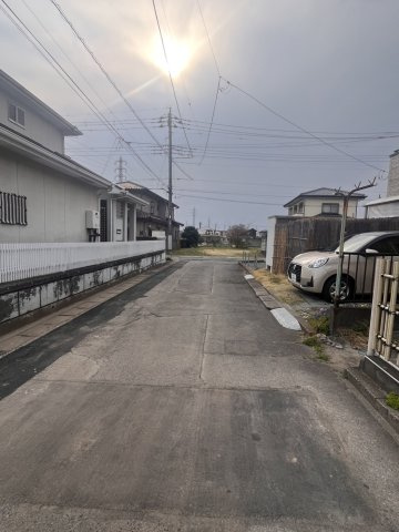 グラファーレ前橋市箱田町2期　2号棟の前面道路含む現地写真