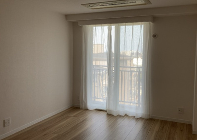 【洋室】 | エステ・スクエア成瀬壱番館 | 洋室のメリットは重い家具が置きやすく、身の回りが整理しやすいことです。 床がフローリングのため畳とは異なり凹みにくいです。 クローゼットなど収納が豊富で、普段使わない旅行カバンや服の整頓も簡単にです。